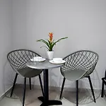 Nine 9 Beachfront Apartamento