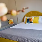 Nine 9 Beachfront Apartamento