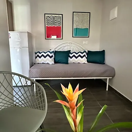 Nine 9 Beachfront Apartment *